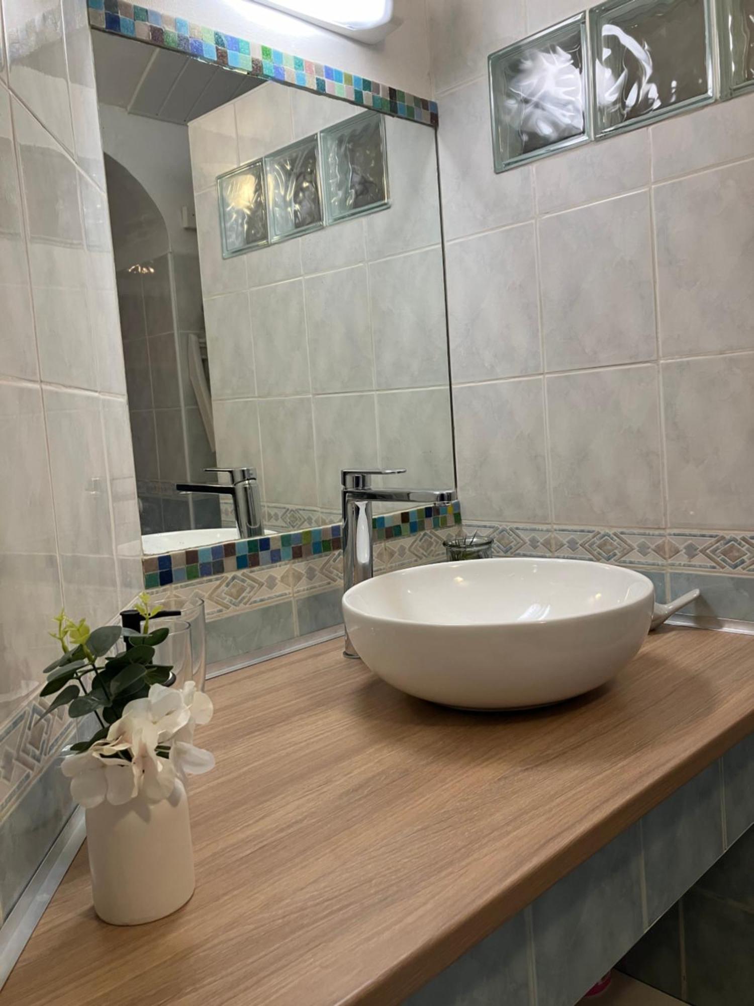 Appartement Central Des Terres Chaudes Proche Bord De Mer ม็องตง ภายนอก รูปภาพ